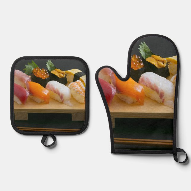 Classic Sushi Board – Warmth on the Stove & Table Oven Mitt & Pot Holder Set (Front)