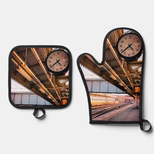 Clock ,at the station oven mitt & pot holder set (Front)