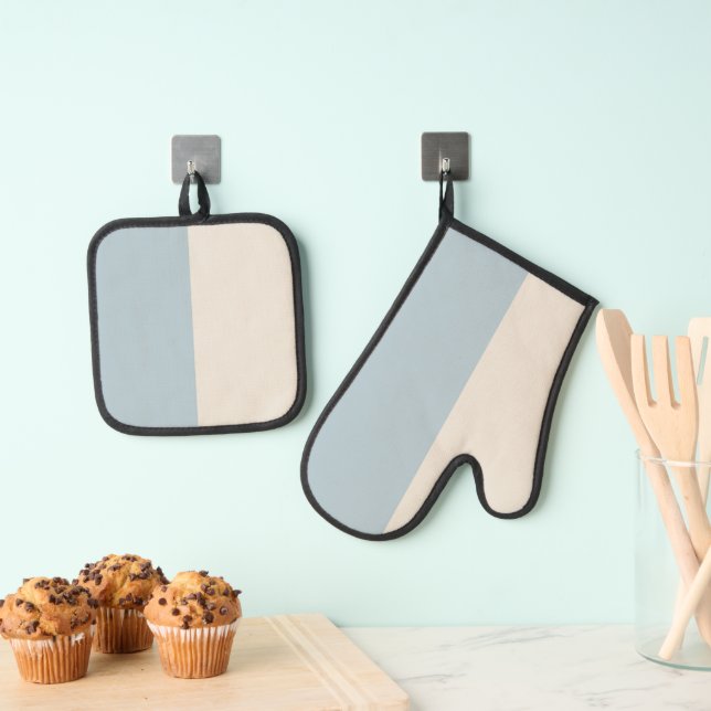 Coastal Calm Blue & White Oven Mitt & Pot Holder  Set (Insitu(Hanging))