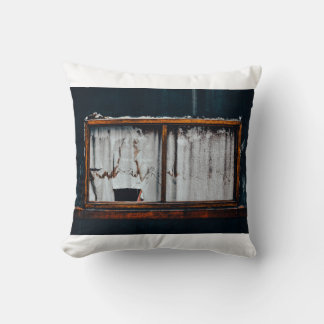Cojín con decoración de ventana abandonada cushion