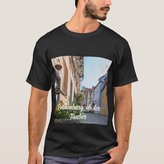 Colorful street in Rothenburg ob der Tauber T-Shirt (Front)