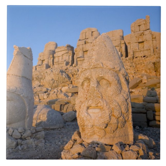 Colossal head statues of Gods guarding the Tile (Front)