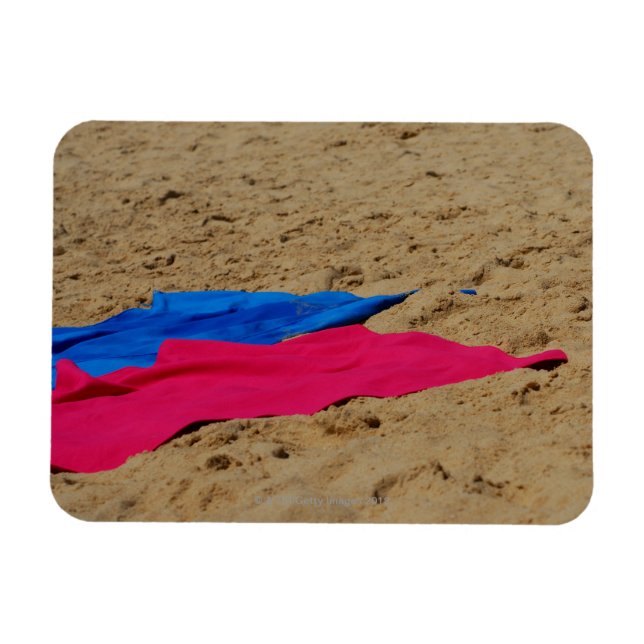 Coloured towels on sandy beach magnet (Horizontal)