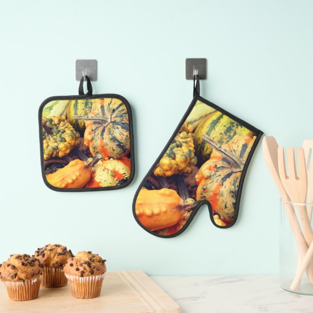 Colourful Fancy Gourds Close Up  Oven Mitt & Pot Holder Set (Insitu(Hanging))