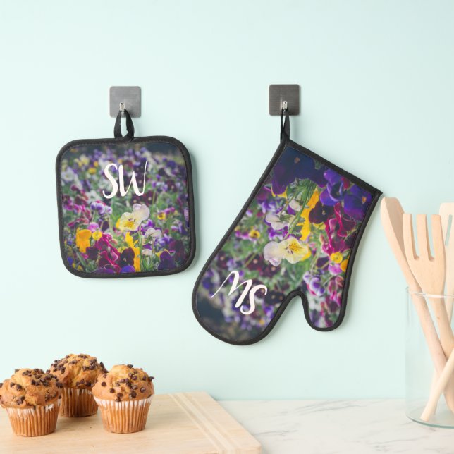 Colourful pansies in bloom in the country garden oven mitt & pot holder set (Insitu(Hanging))