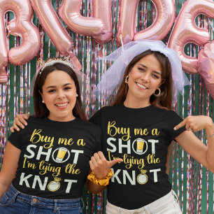 Comprame un Trago estoy atando al Novio Graciosa T-Shirt