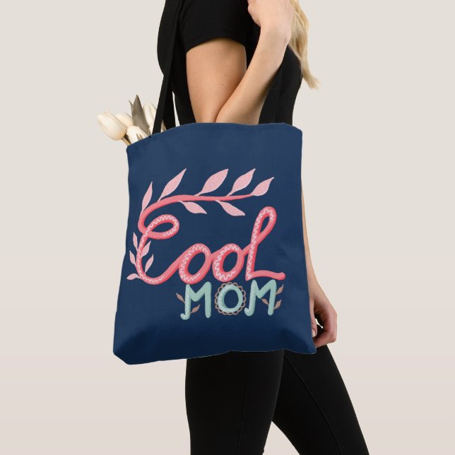 Cool Mum Hand Lettering Navy Blue Mother`s Day Tote Bag (Close Up)