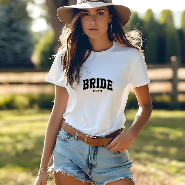 Cool Retro Bride 2025 Print Woman T-Shirt (Cool Retro Bride 2025 Print Woman T-Shirt)