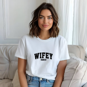 Cool Retro Wifey 2025 Print Woman T-Shirt