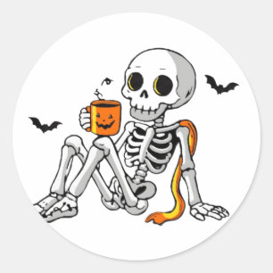 Cosy Halloween Skeleton with Coffee & Bats Mug / S Classic Round Sticker