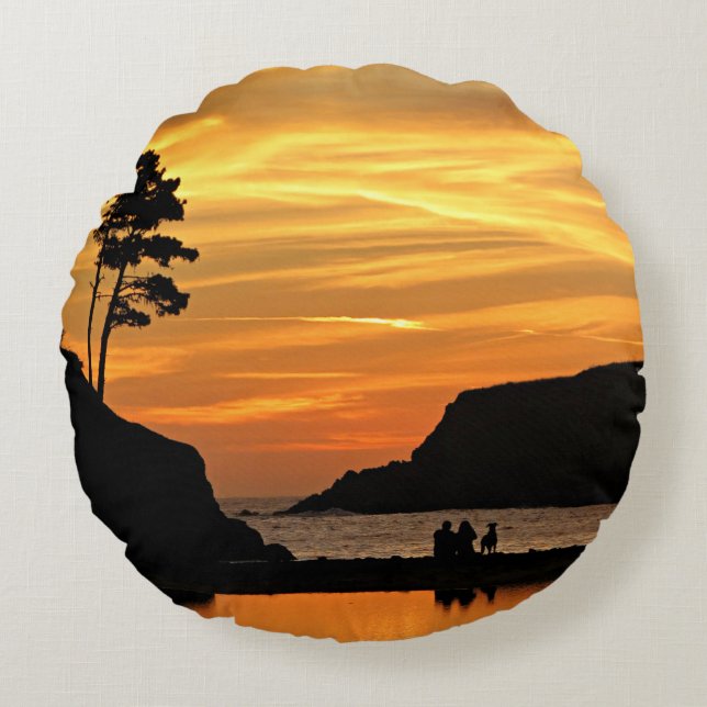 Couple & Dog Romantic Beach Coast Sunset Round Cushion (Front)