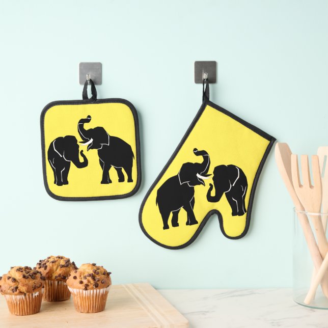 Couple Elephant Oven Mitt & Pot Holder Set (Insitu(Hanging))