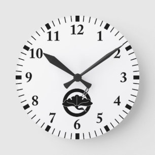 Crane-shaped ginkgo leaf on a circle round clock