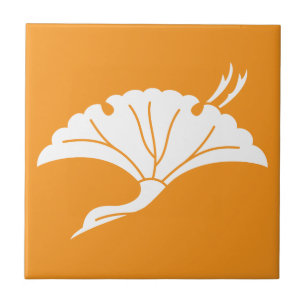 Crane-shaped ginkgo leaf tile
