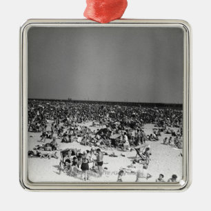 Crowded beach metal tree decoration
