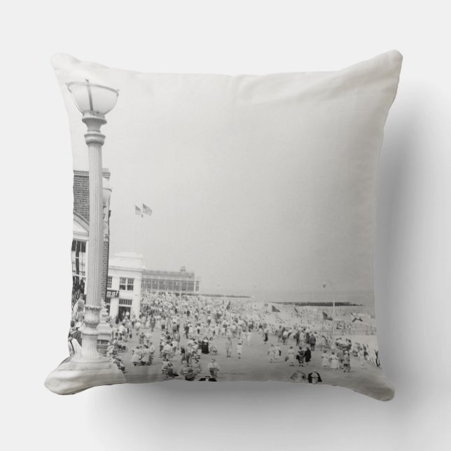 Crowds 2 cushion (Front)