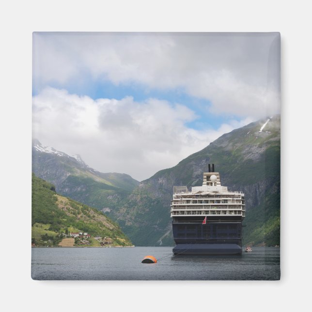 Cruise ship in Geirangerfjord magnet (Front)