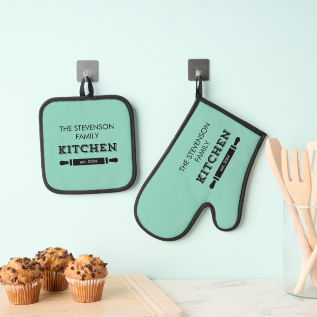 Custom Family Name Kitchen Template Green Oven Mitt & Pot Holder Set (Insitu(Hanging))