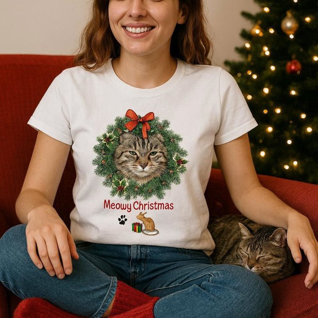 Cute Christmas Cat Photo Wreath  T-Shirt (cozy cat tee, wear when you hang out with your cat. )