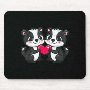 Cute Skunk In Love Couple Heart _ Valentines Day Mouse Pad