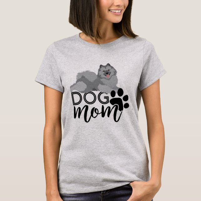 Cute Smiling Keeshond Dog Mum Graphic T-Shirt (Front)