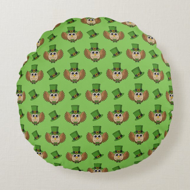 Cute St Patrick's Day Owl Cartoon Round Cushion (Front)