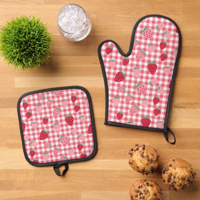 Cute Strawberry Gingham Patterned Oven Mitt & Pot Holder Set (Top Down)