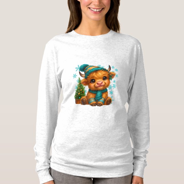 Cute Winter Highland Cow Christmas Art – Cozy Baby T-Shirt (Front)