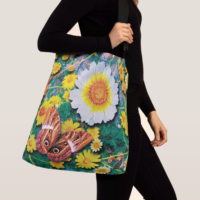 Daisies May Crossbody Bag (Close Up)