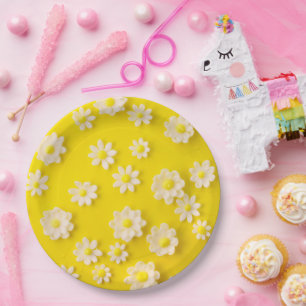 Daisies with a yellow background      paper plate