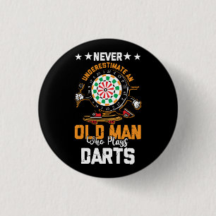 Dart Player Never Underestimate An Old Man Who Pl 3 Cm Round Badge