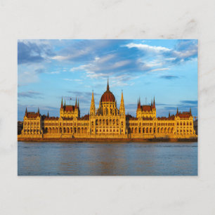 Das Parlamentsgebäude in Budapest an der Donau Pos Postcard