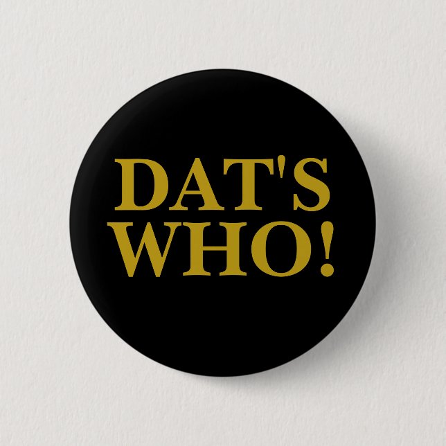 DAT'S WHO! 6 CM ROUND BADGE (Front)