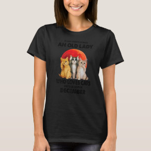 December Never Underestimate An Old Lady Who Loves T-Shirt