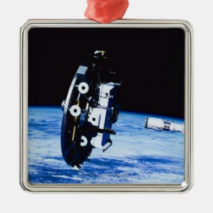 Deployment of a Satellite Metal Tree Decoration