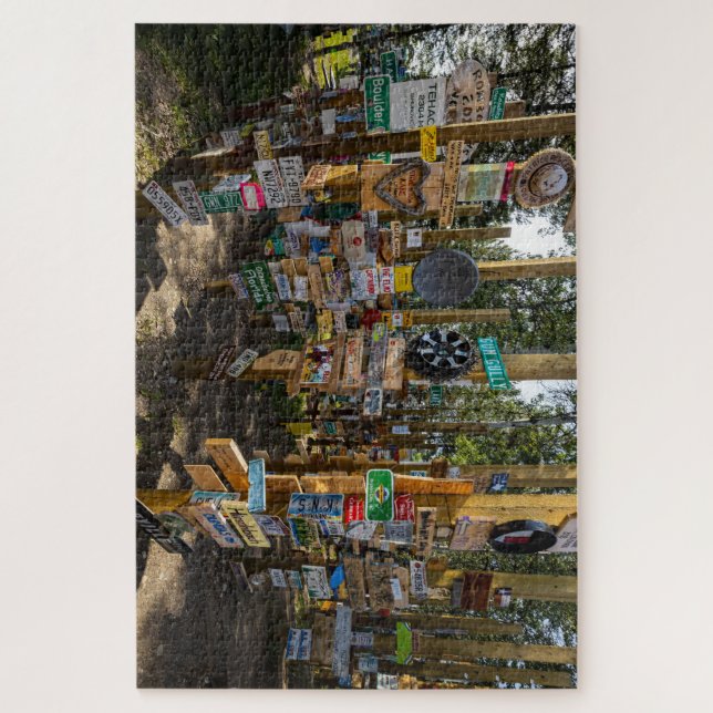 Der Sign Post Forest in Kanada Puzzle (Vertical)
