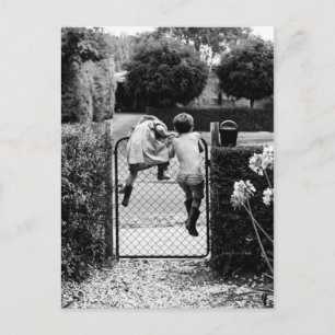 Deux enfants s'échappent postcard