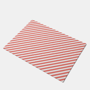 Diagonal pattern of pink and white stripes doormat
