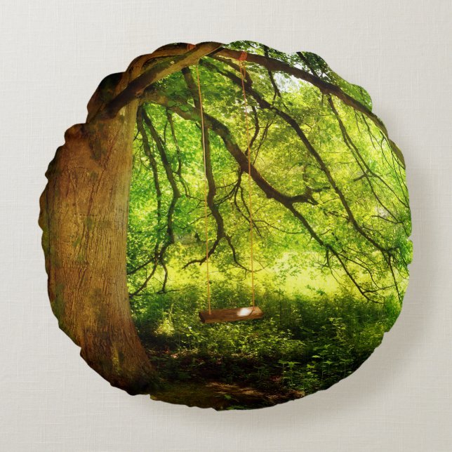 Die Baumschaukel im grünen Wald Round Cushion (Front)