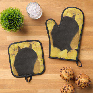 Dog and pears oven mitt & pot holder set