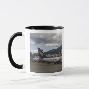 Domestic Chinese jet airliners lined up at Mug