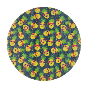Doodle pineapples, hand drawn, summer pattern. cutting board