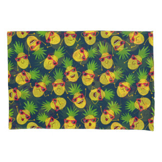 Doodle pineapples, hand drawn, summer pattern. pillowcase