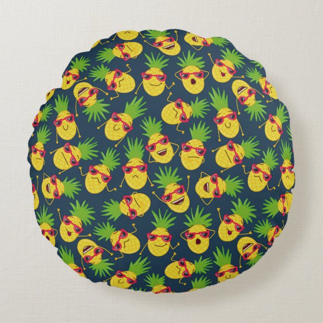 Doodle pineapples, hand drawn, summer pattern. round cushion (Front)