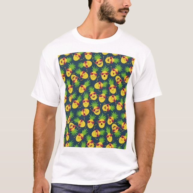 Doodle pineapples, hand drawn, summer pattern. T-Shirt (Front)