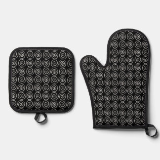 Double Spiral Celtic Pattern Oven Mitt & Pot Holder Set