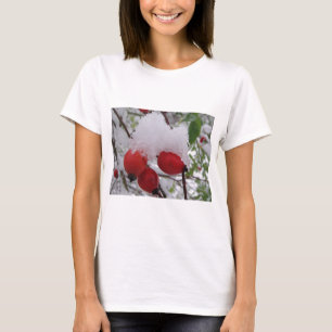 Drei Hagebutten mit Schnee T-Shirt