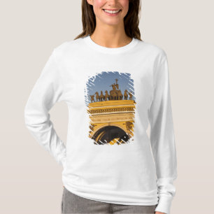 Dvortsovaya Square, Triumphal Arch, sunset T-Shirt