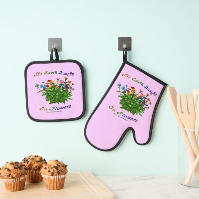 Earth Laughs In Flowers Inspirational  Oven Mitt & Pot Holder Set (Insitu(Hanging))