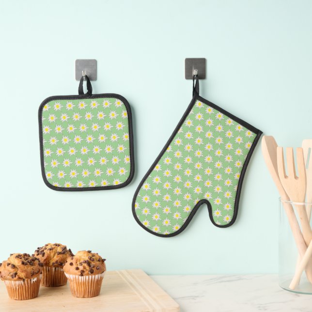 Edelweiss Green Oven Mitt and Pot Holder Set (Insitu(Hanging))